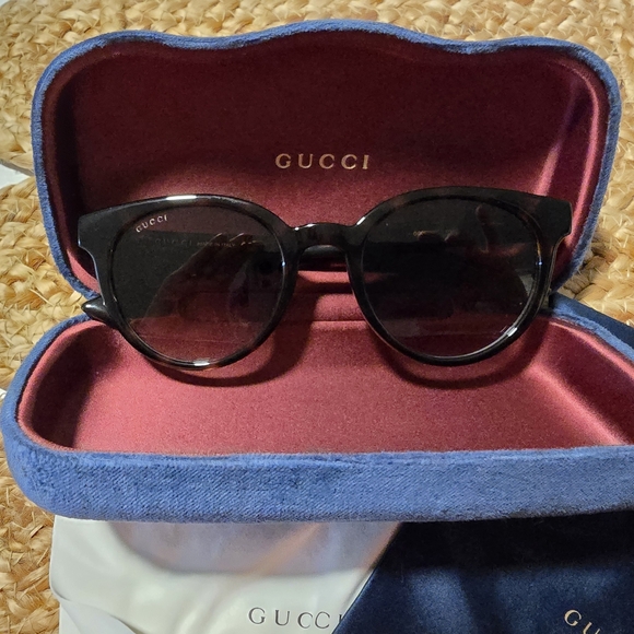 Gucci Elegant Tortoise Women's Sunglasses